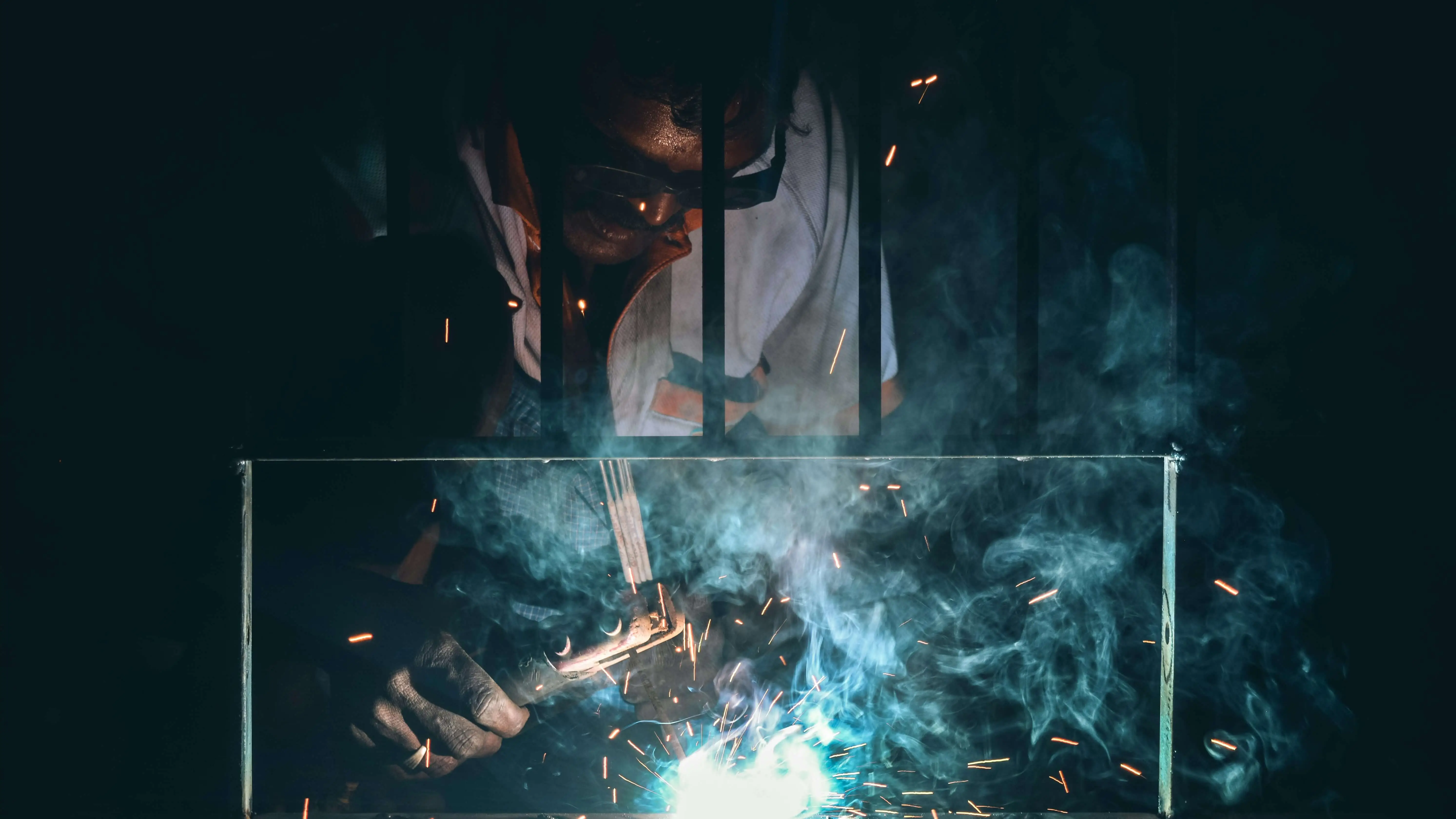 Мастер художественной ковки за работой в мастерской YoКовка